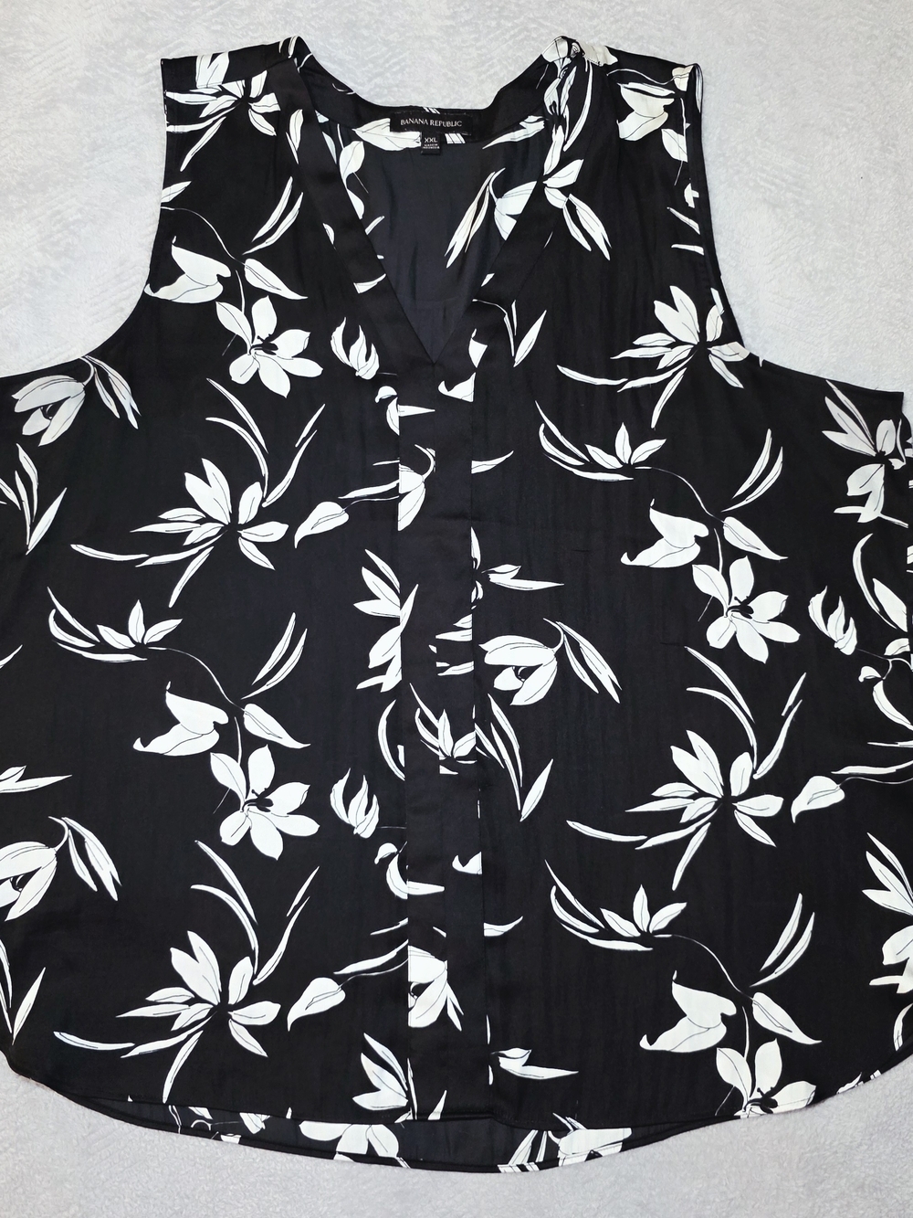 Banana Republic XXL Sleeveless Exploded Floral V-Neck Blouse